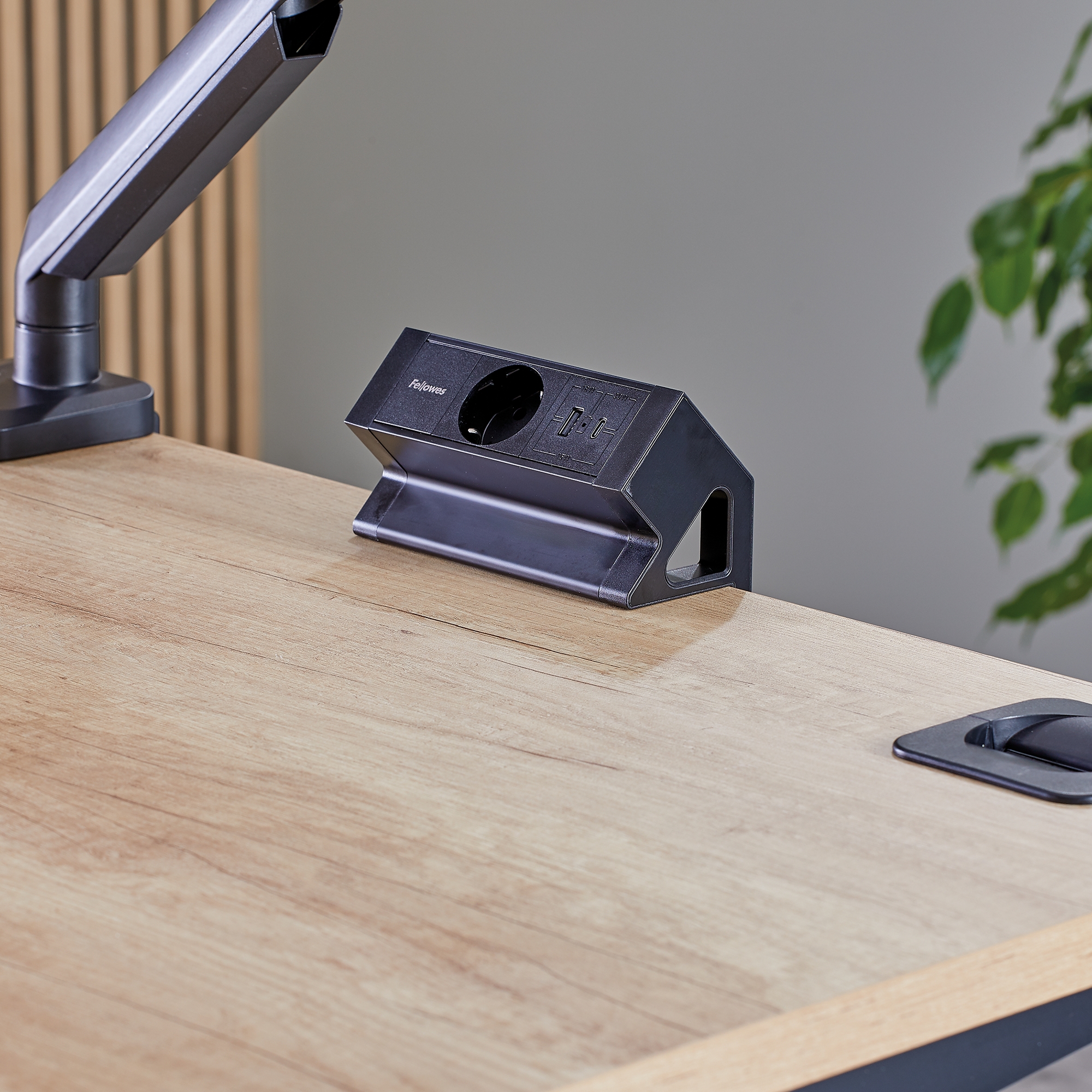 Power Desk – Stolni adapter Tip F