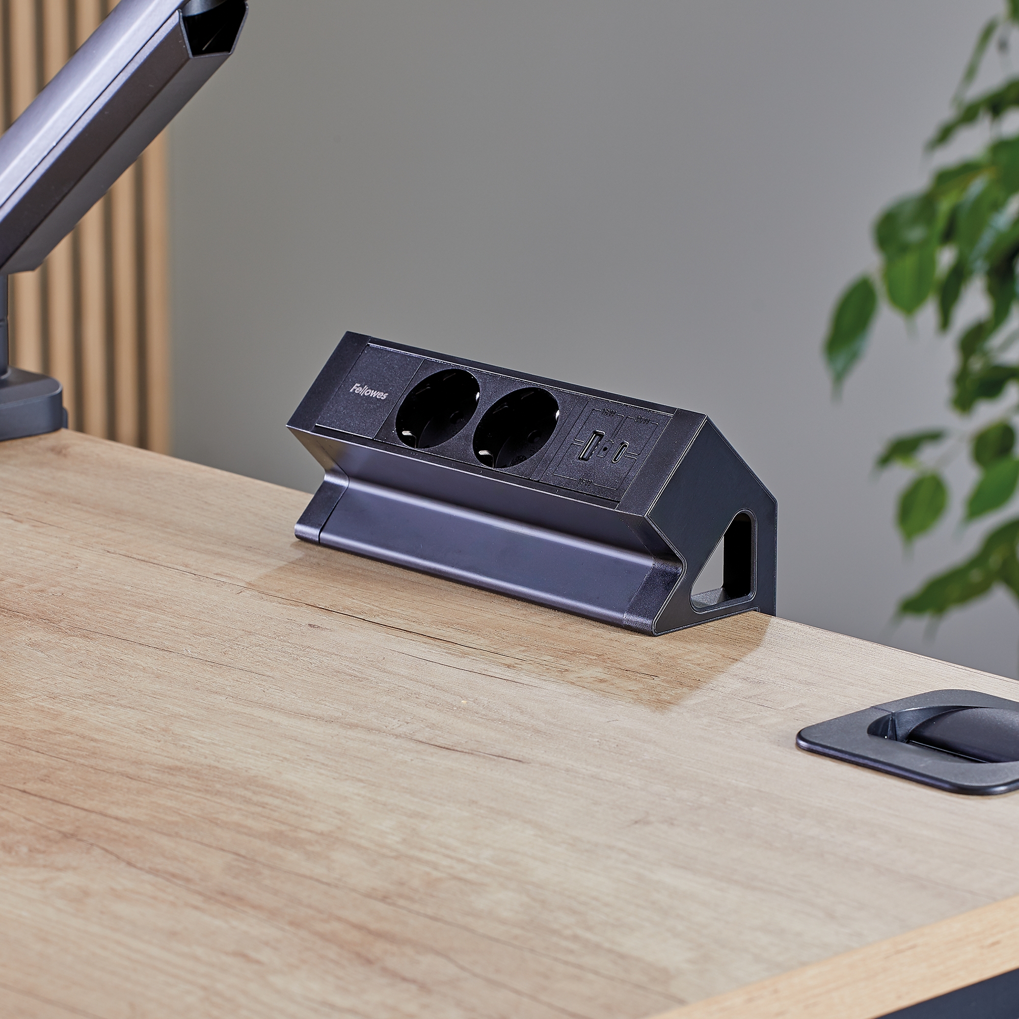 Power Desk 2 – Stolni adapter Tip F